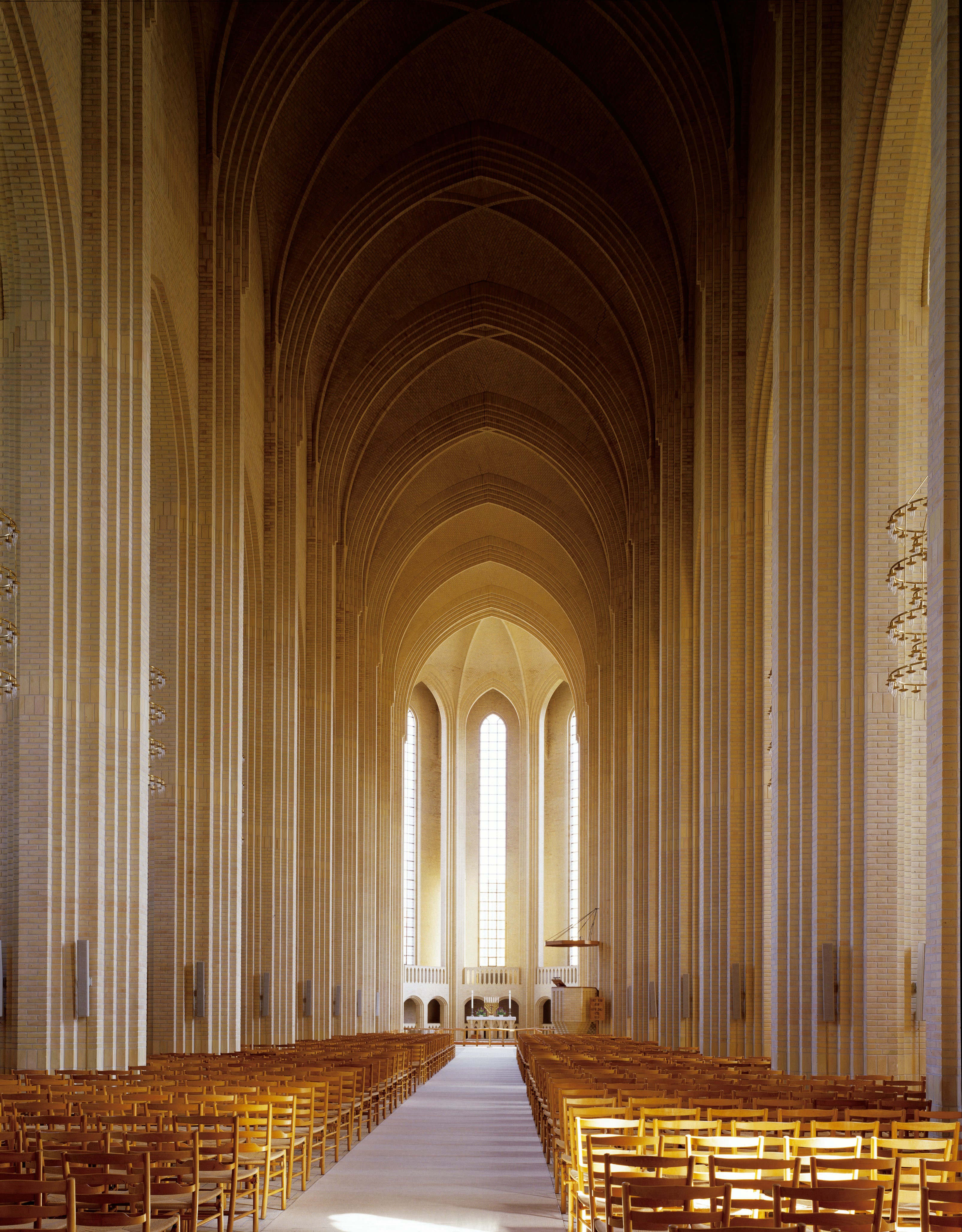 Den arkitekttegnet Grundtvig kirke i København set indefra med sine smukke buer og lang altergang