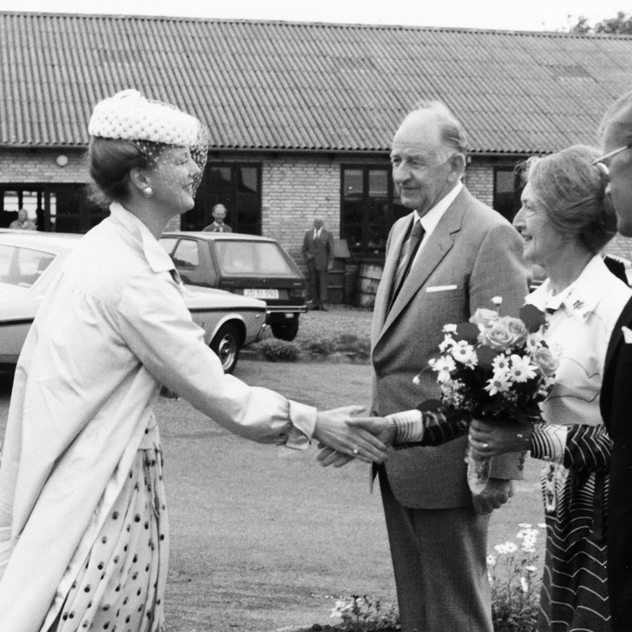 Jan Klint og hans kone tager imod Dronning Magrethe II på hendes visit på Le Klint fabrikken i Odense, i 1980