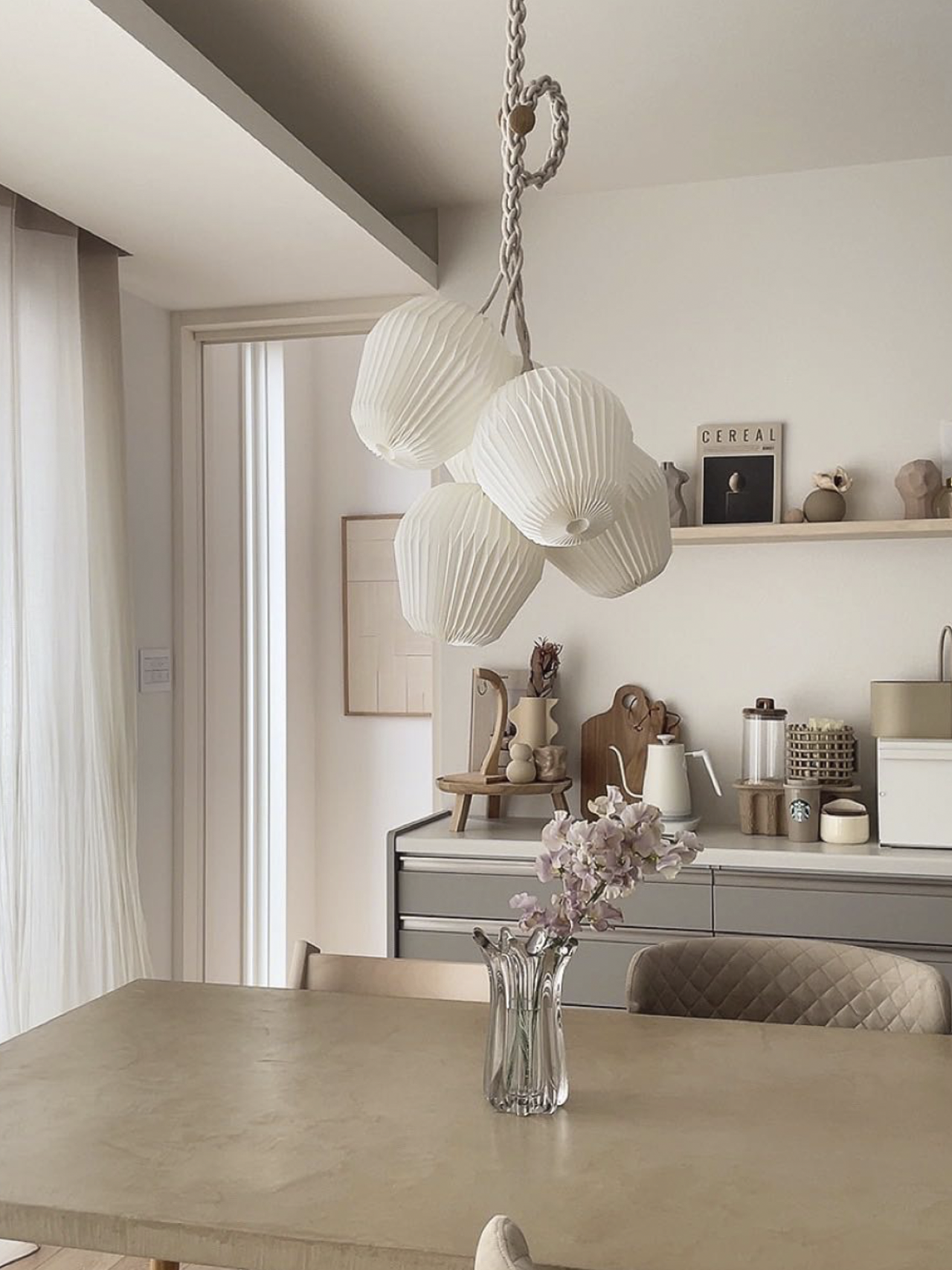 Bouquet pendel lampe over spisebord i nordisk køkken