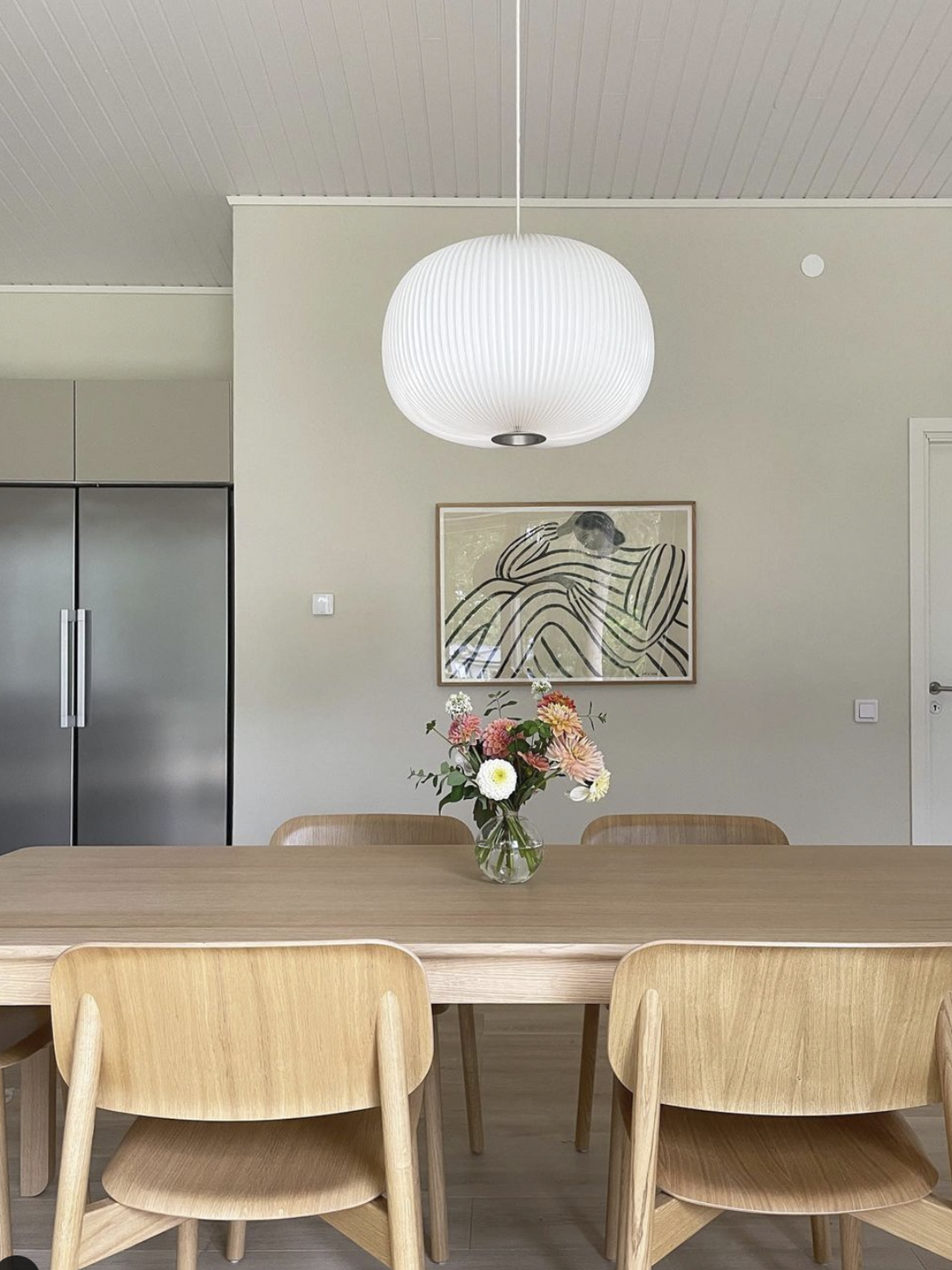 Lamella lampe over egetræs spisebord