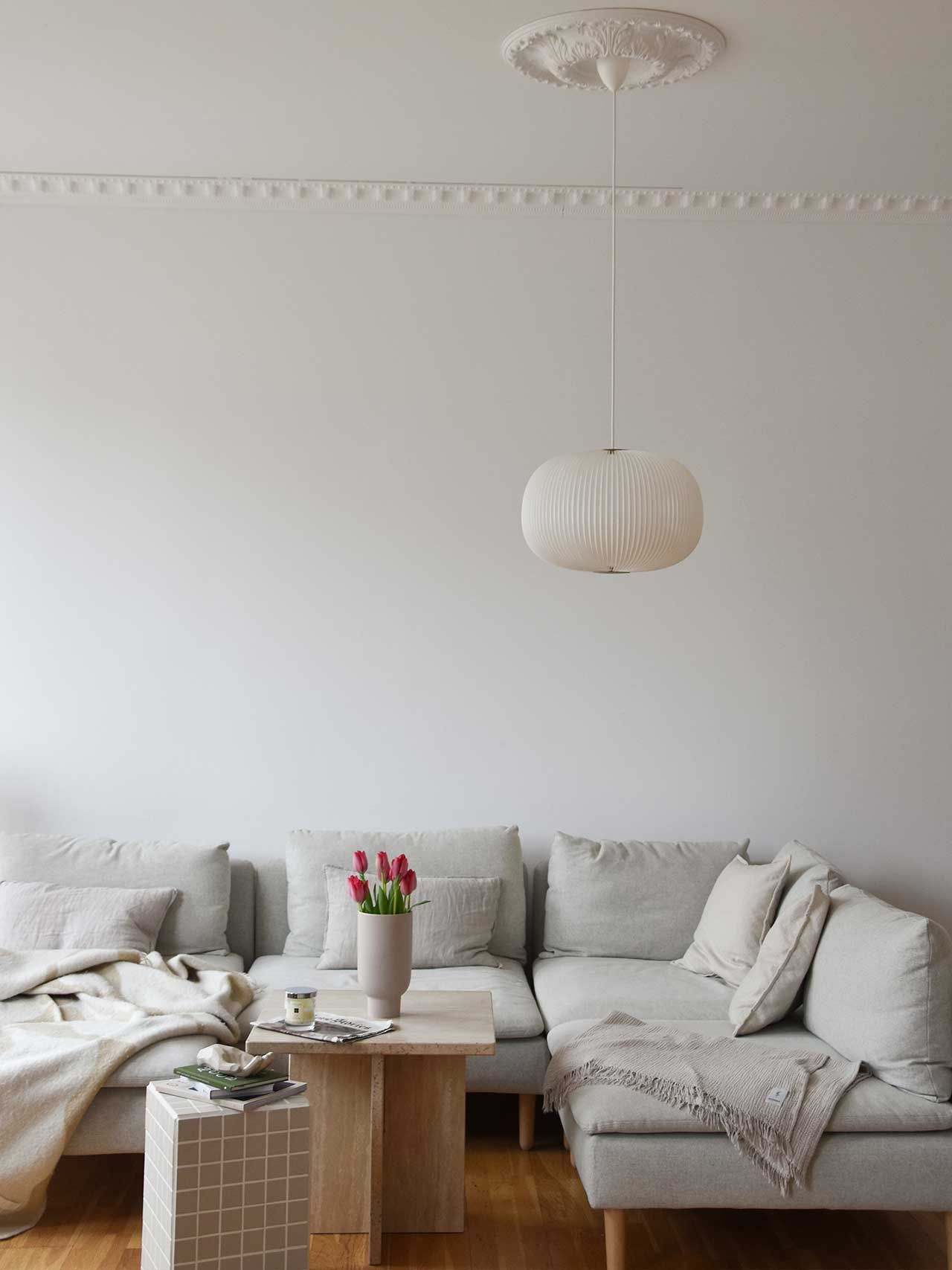 Lamella pendel lampe hængende i en stue ved sofa og sofabord