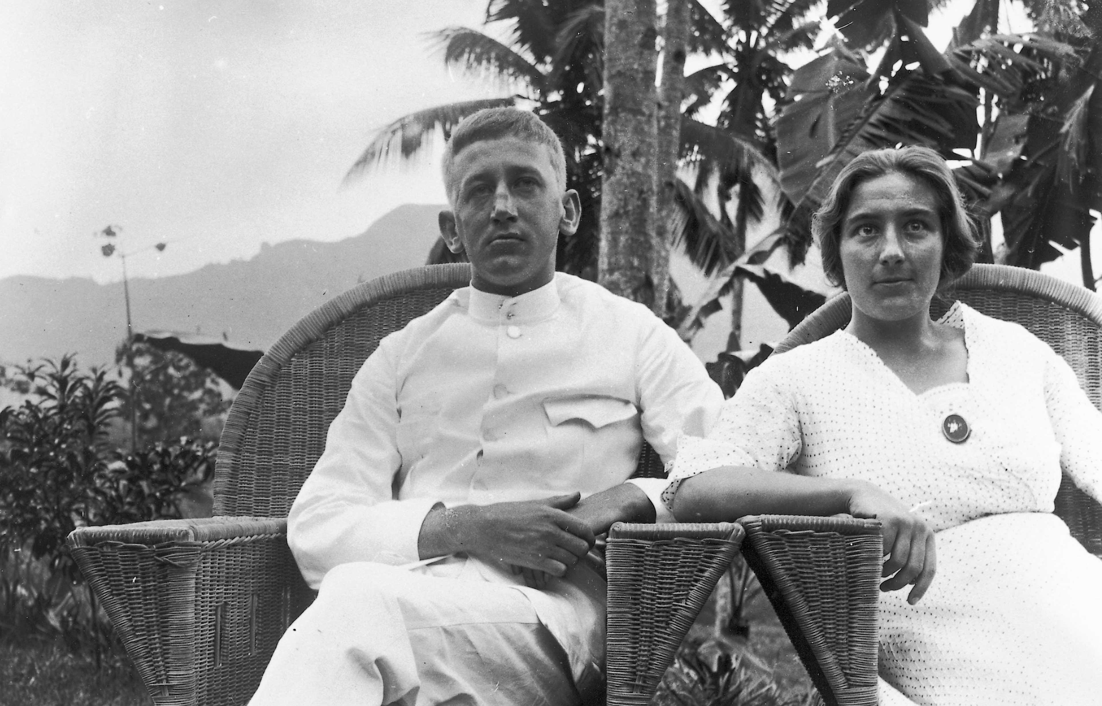 Sort/hvid portræt af Esbens far og mor, Kaare Klint og Maria Magdalene Bredsdorff siddende i to stole udenfor i Java i Indonesien