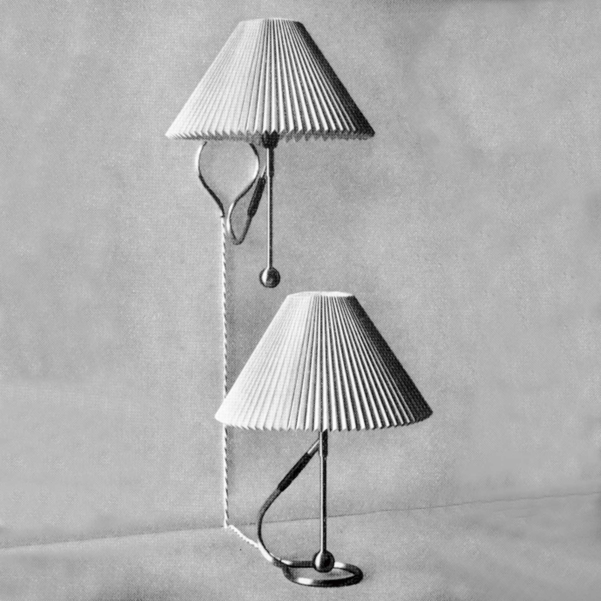 2 originale Kiplamper vist som bordlampe og væglampe i sort/hvid