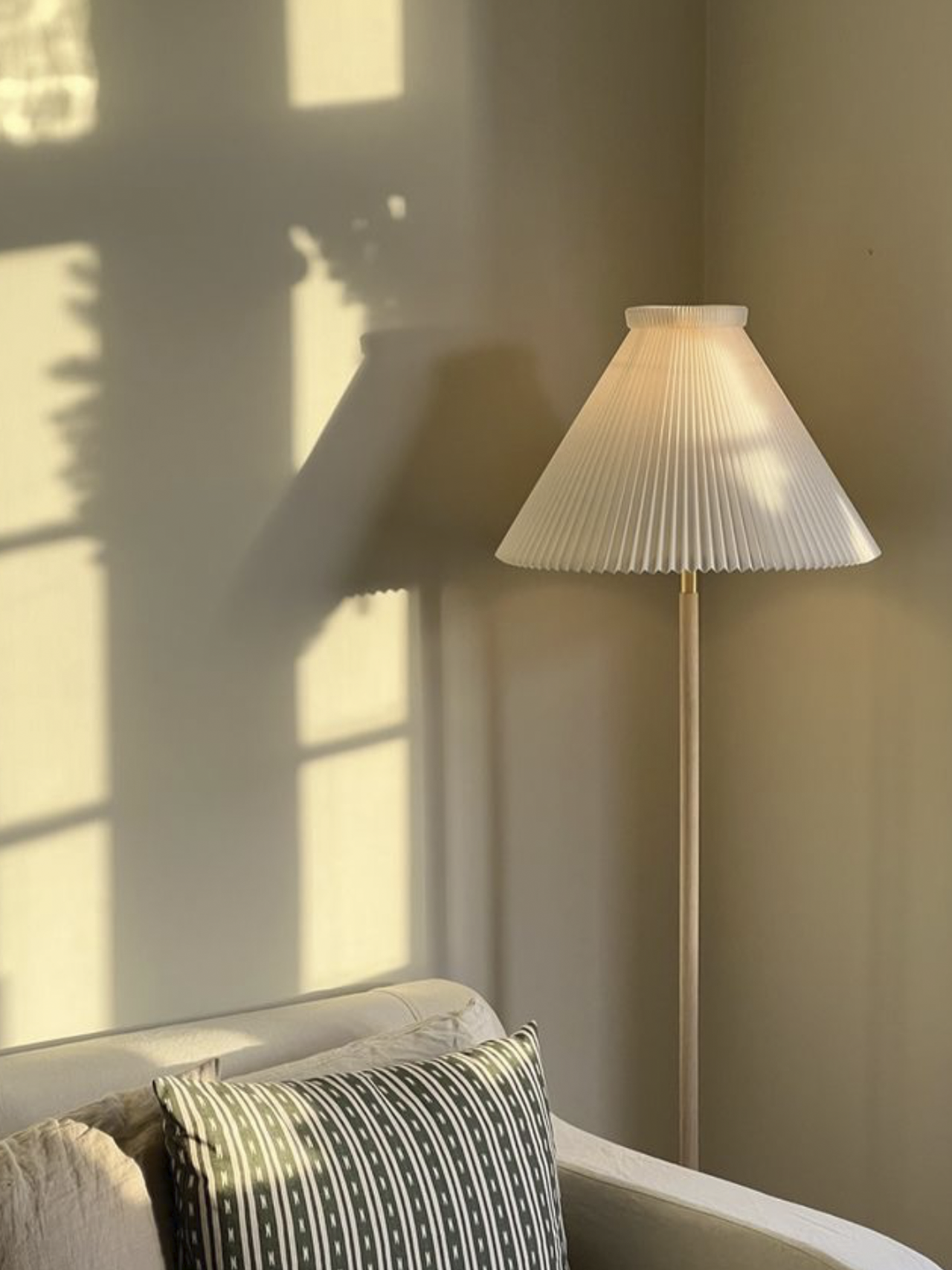 Indret med Le Klint gulvlampe med plisseret skærm i din stue