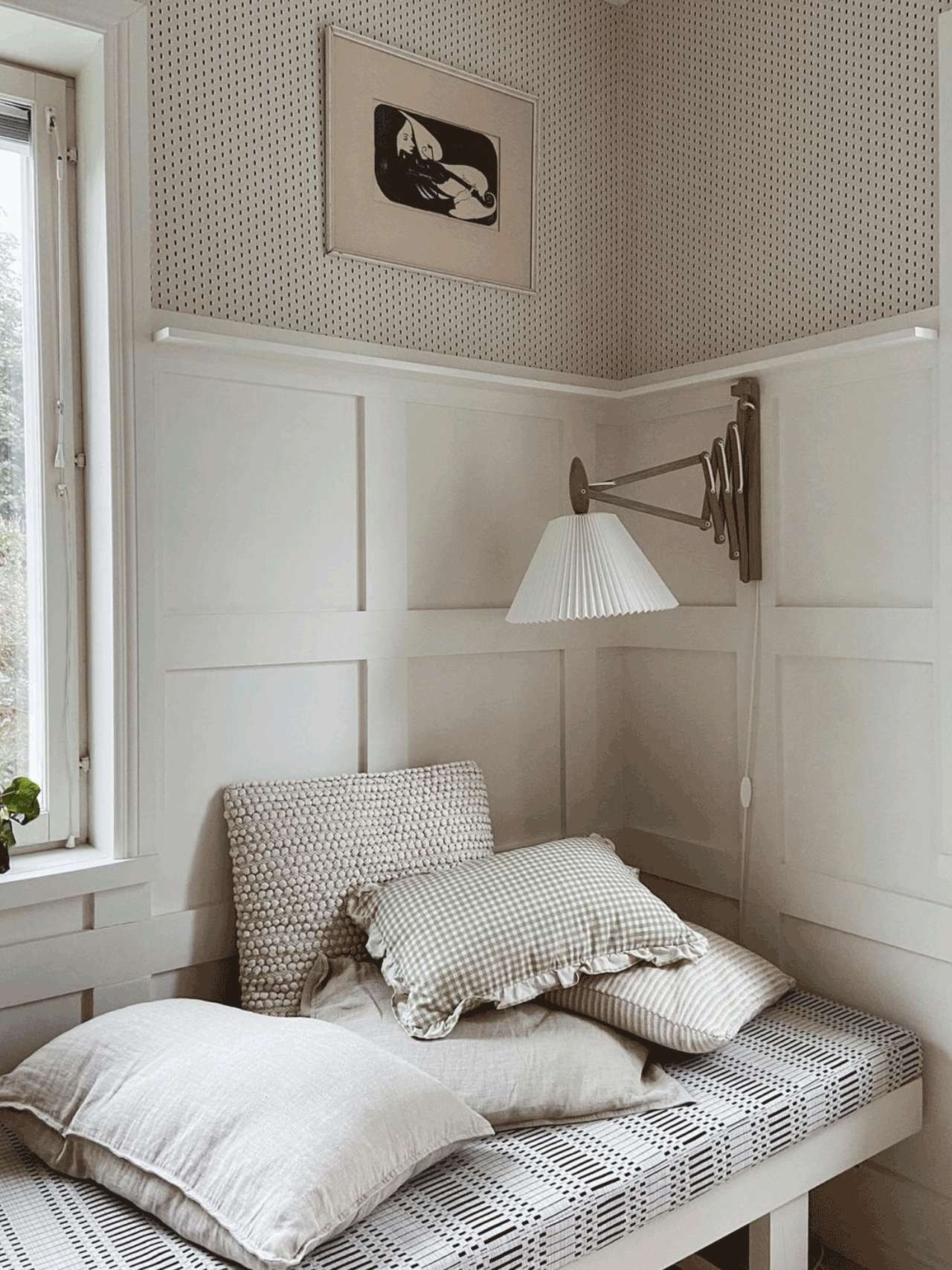 Sax væglampe fra Le Klint over daybed i en stue