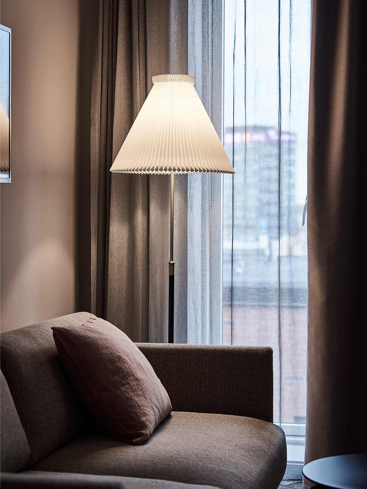 hotelværelse med gulvlampe fra Le Klint på hotel Odeon i Odense 