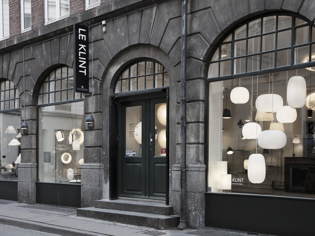 Facade af Le Klint butikken i København med et stort udvalg af designer lamper i vinduerne