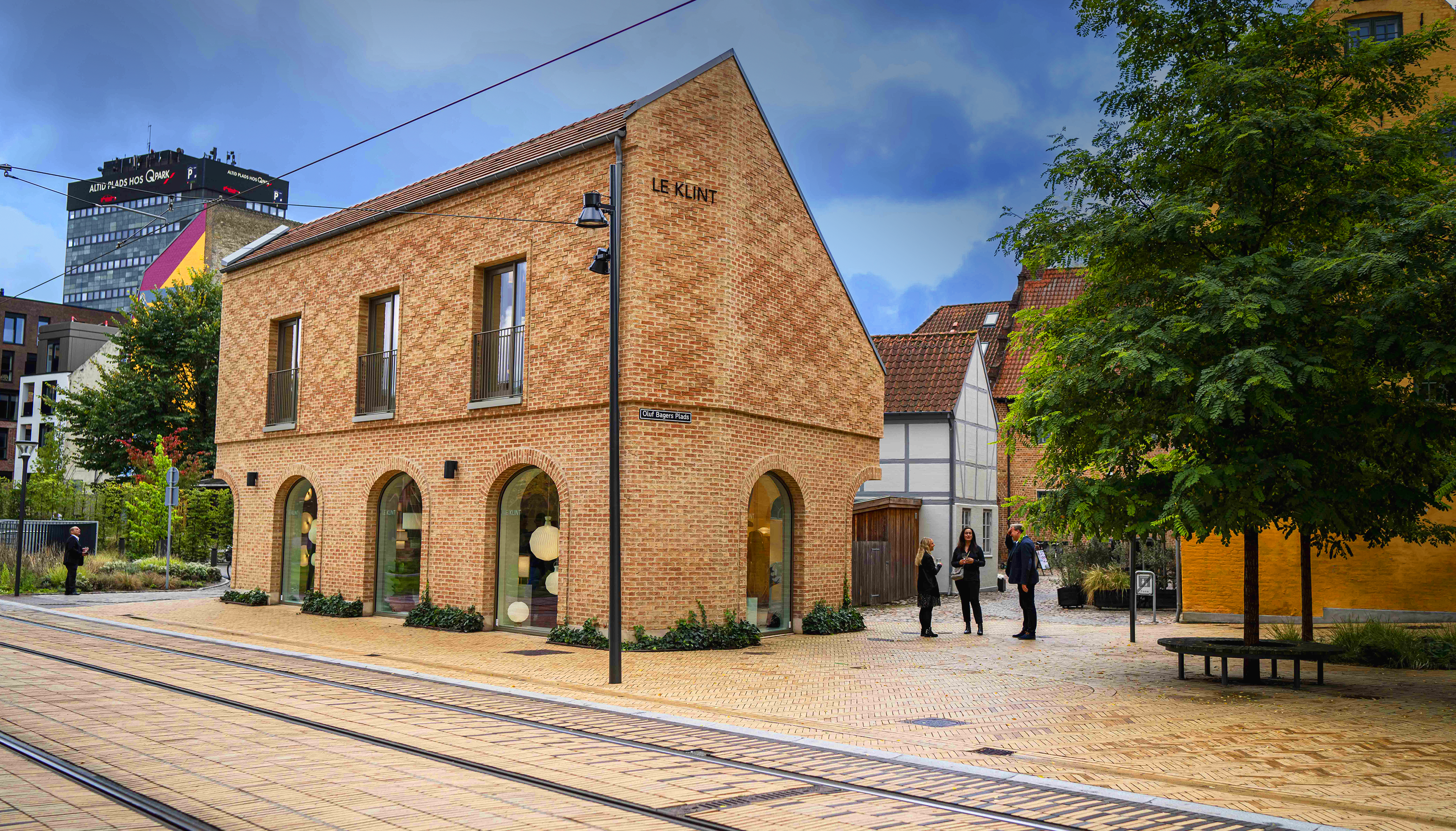 Facade af arkitekttegnet Le Klint butik i Odense med design lamper hængende i store vinduer