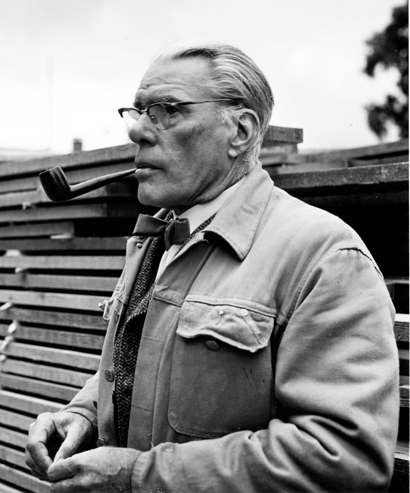 Portræt billede i sort/hvid af Mogens Kock med pibe i munden for Le Klint