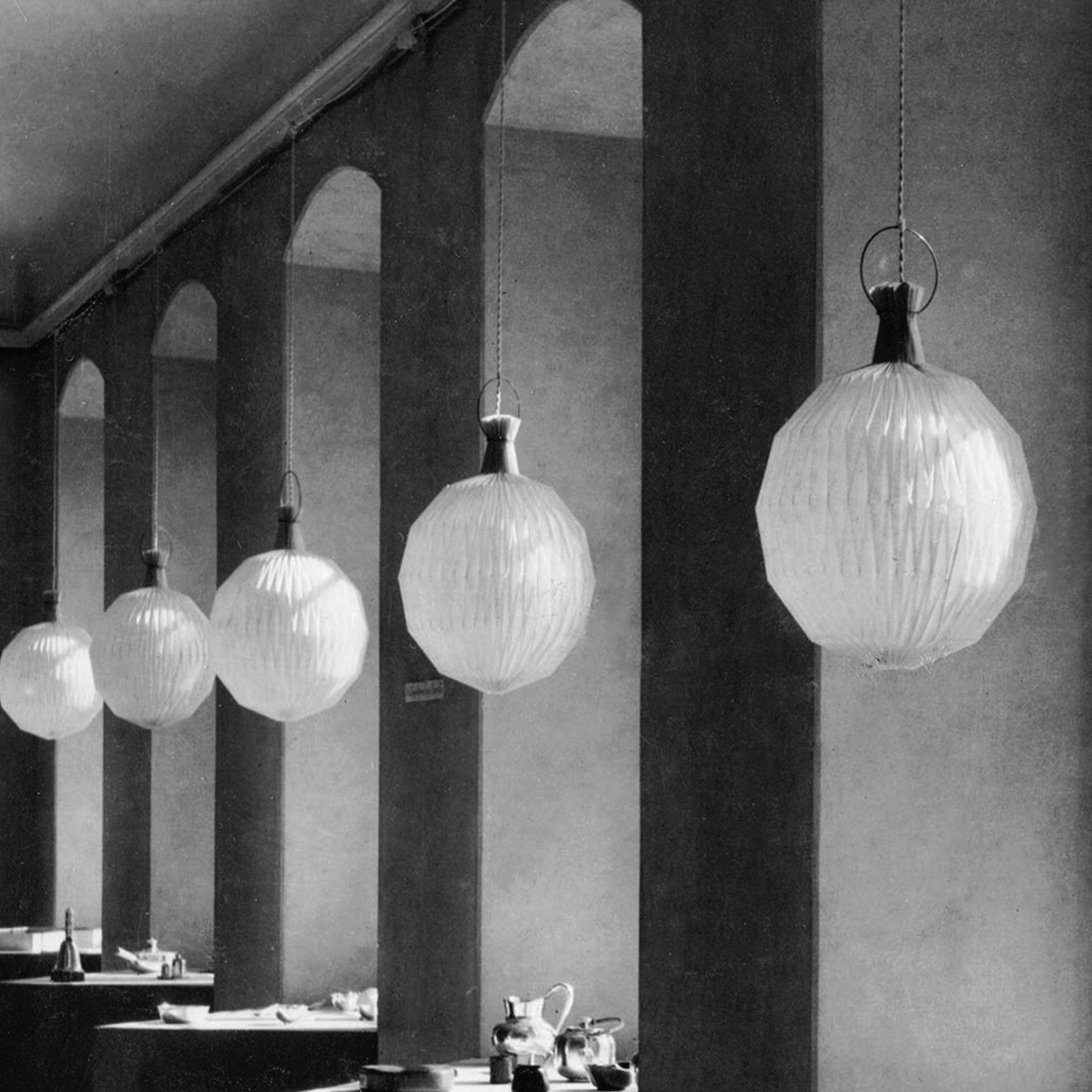 5 pendler af navnet Frugtlygten hænger smukt på række på Designmuseum Danmark