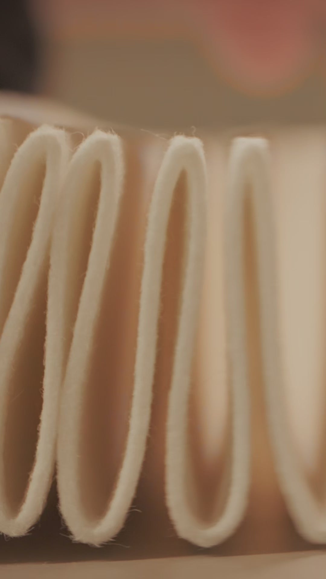 Le Klint Softly Pleated pendel i håndfoldet filt – dansk design lampe med blødt lys og moderne håndværk