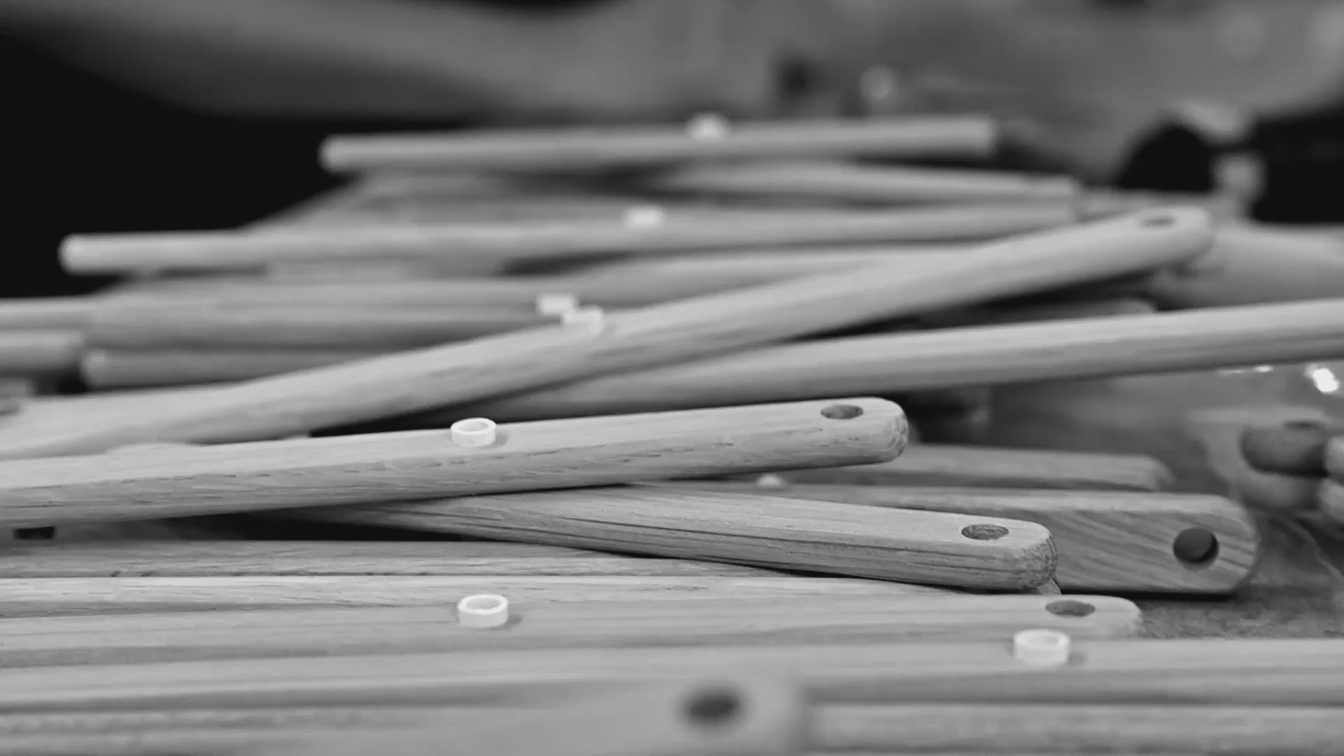 Medarbejder Anette viser i denne video hvordan en populær Sax lampe fra Le Klint produceres i Odense