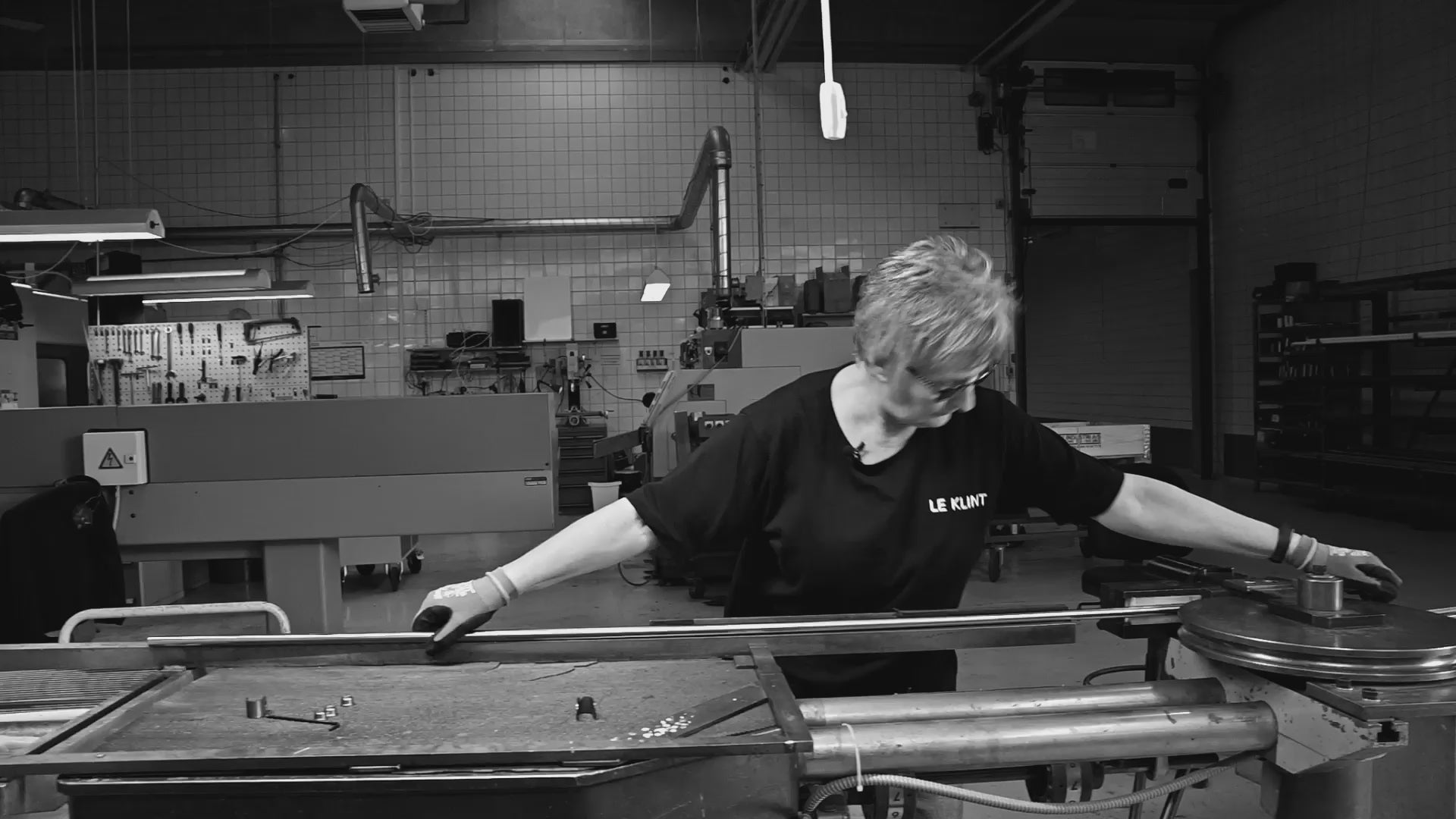 Medarbejder Heidi viser i denne video produktionen af Le Klint lamper i maskinafdelingen