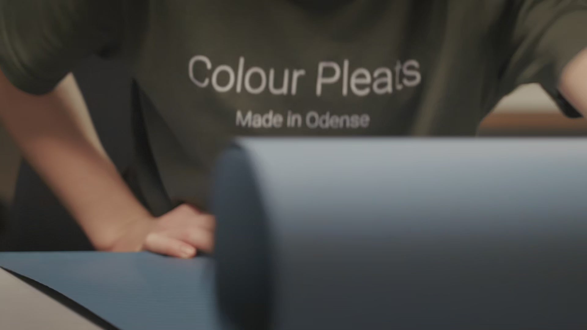 Le Klint Colour Pleats lampe med plisseret papirskærm i farver – håndlavet dansk design med klassisk foldeteknik
