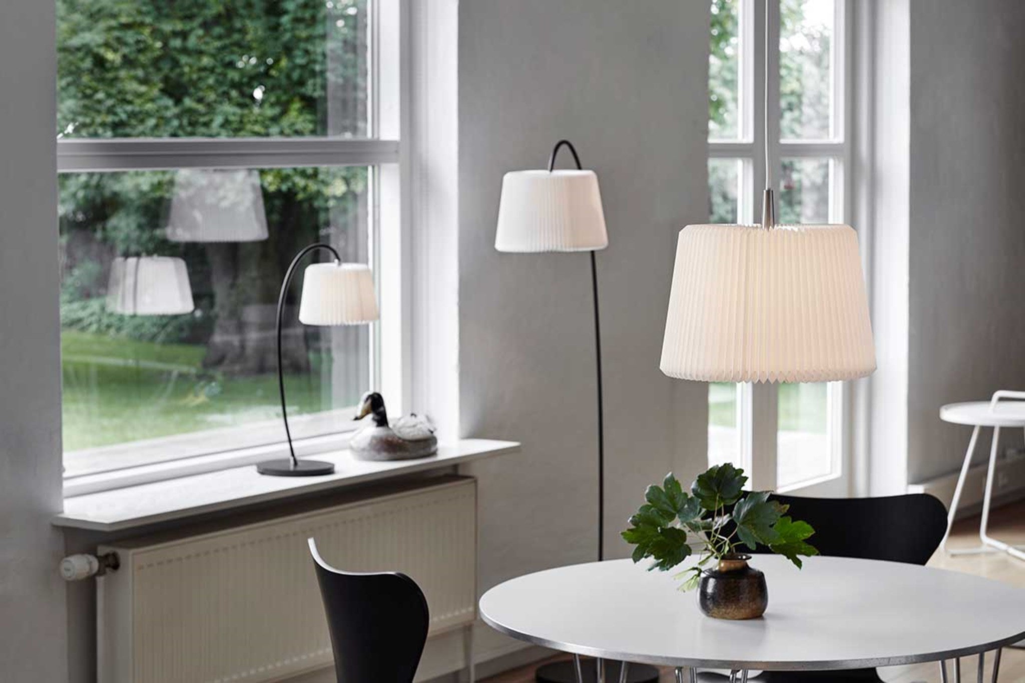 LeKlint_Snowdrop_pendant_table+floor_lamp_lifestyle1